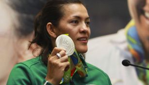 María del Rosario muestra su medalla de Río 2016