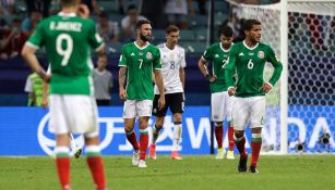 Los jugadores del Tri se lamentan tras un gol de Alemania