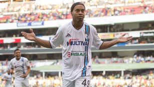 Ronaldinho celebra uno de sus goles en goleada contra América