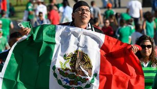 Fanático del Tri muestra con orgullo una bandera mexicana