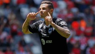 Edwin Cardona festeja gol contra Toluca