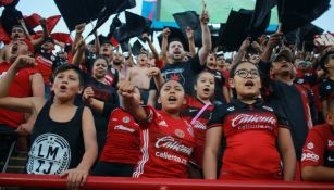 Aficionados de Tijuana apoyando a su equipo en el juego frente a Cruz Azul
