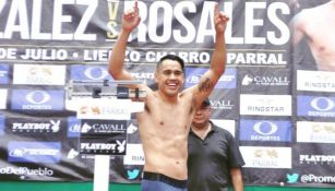 Misael Rodríguez levanta los brazos tras el pesaje
