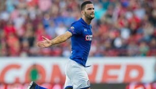 Édgar Méndez festeja su primer gol con Cruz Azul