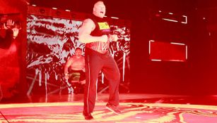 Brock Lesnar hace su entrada en Raw