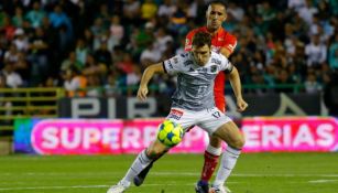 Boselli cubre el balón en un juego contra Toluca