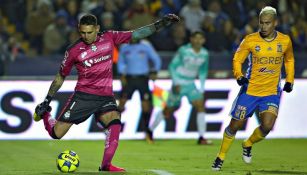 Orozco y Zelarayán disputan un juego en el Clausura 2017