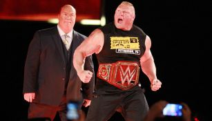 Brock Lesnar hace su entrada en RAW