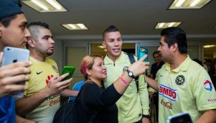 Mate Uribe se fotografía con los seguidores del América