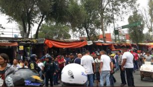 Un grupo de personas aguardan en la zona de la balacera en Tepito