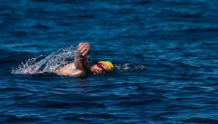 Antonio Argüelles nadando por el mar