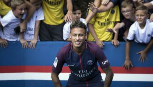 Neymar posando para la foto junto a seguidores del PSG