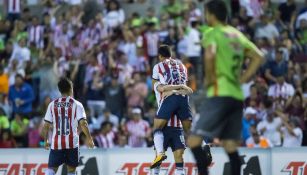 Jugadores de Chivas festejan el gol