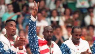 Jordan y Pipen esperan su medalla de oro en los Juegos Olímpicos de Barcelona 1992