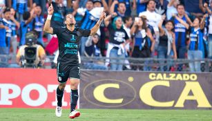 Camilo Sanvezzo festeja su gol contra Monarcas