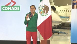 Lupíta González muestra su medalla de Plata