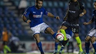 Cauteruccio prende el esférico para marcar su gol contra Zacatepec