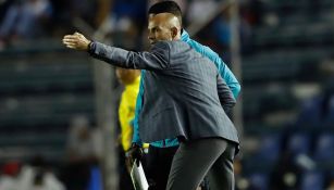 Paco Jémez le reclama al cuarto árbitro en juego de Copa MX