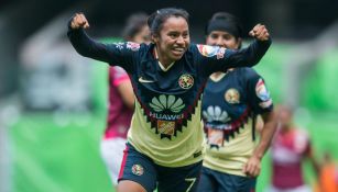 Dayana Cazares festeja su gol contra Morelia en el Azteca