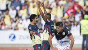 Da Silva y Domínguez festejan el primer gol de América contra Lobos