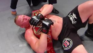 Brock Lesnar celebra con su título