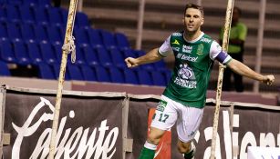 Mauro Boselli festeja el gol de León
