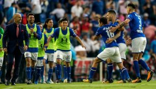 Jémez festeja con sus jugadores el gol contra Rayados