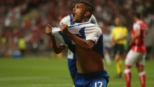 Corona celebra su gol con el Porto