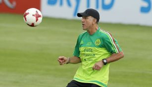 Juan Carlos Osorio domina el balón en un entrenamiento con el Tri