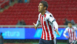 Ángel Zaldívar festeja su gol con Chivas