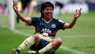 Lucero Cuevas celebra su gol en el Azteca
