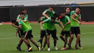 Jugadores de México se divierten en el entrenamiento 