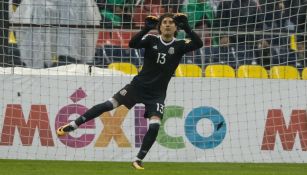 Ochoa intenta desviar un balón en el juego entre el Tri y Panamá