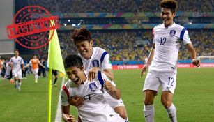 Jugadores de Corea celebran un gol 