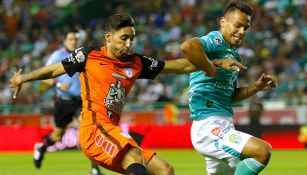 Urretaviscaya y Rodríguez en un juego de Liga MX