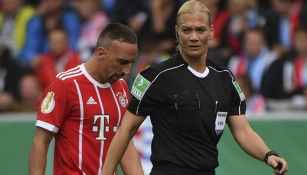 Bibiana Steinhaus camina junto a Ribery en un juego de Copa alemana