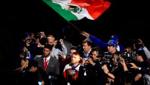Álvarez previo a una pelea y con la bandera de México 