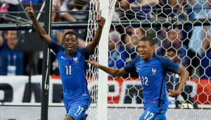 Dembélé festeja un gol con Francia junto a Mbappé 