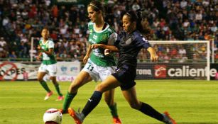  Paulina Gómez conduce el balón frente a la jugadora de Chivas