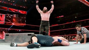 Braun Strowman celebra después de su lucha contra Cena