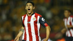 Alan Pulido celebra un gol frente a Tigres con Chivas