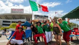 Aficionados mexicanos asisten a un juego del Tri en Estados Unidos