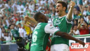 Mauro Boselli festeja con sus compañeros el gol contra Pachuca 