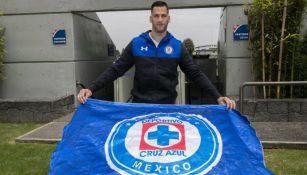 Edgar Méndez posa con la bandera de Cruz Azul