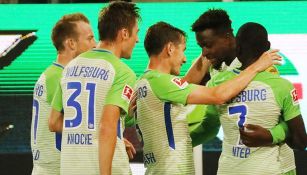 Jugadores de Wolfsburgo celebran un gol durante un partido 