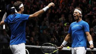Roger Federer y Rafael Nadal festejan durante el partido de la Laver Cup