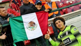 Ochoa posa con aficionado que porta la bandera de México