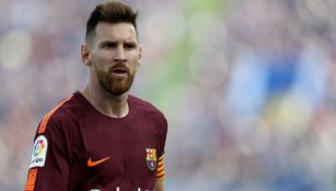 Lionel Messi disputa un juego con Barcelona