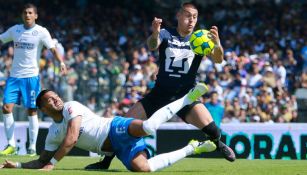 Velázquez y Castillo pelean un balón en un Pumas vs Cruz Azul