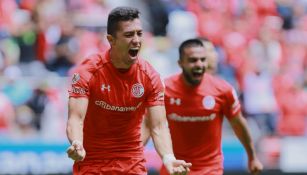Fernando Uribe celebrando un gol en un juego de Toluca